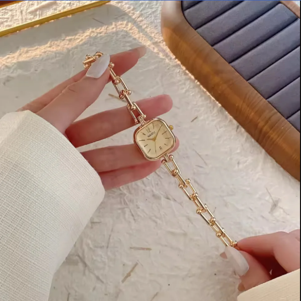 Tiffany – ساعة نسائية فاخرة بتصميم ذهبي راقي